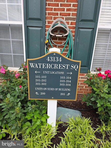 43134 Watercrest Square, Unit 304 in Chantilly, VA - Foto de edificio - Building Photo