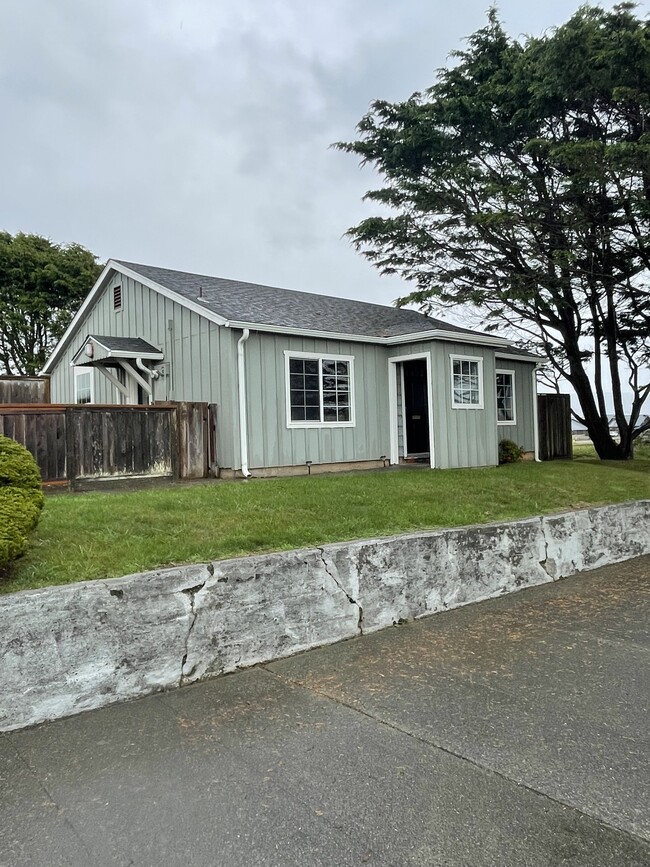 265 A St in Crescent City, CA - Building Photo - Building Photo