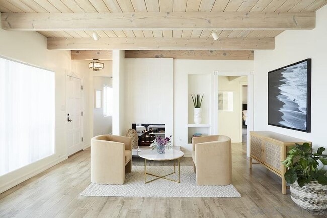 1647 Haydn Dr in Encinitas, CA - Foto de edificio - Building Photo