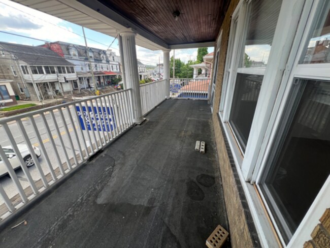 101 W Lancaster Ave, Unit 2fl Apartment in Shillington, PA - Building Photo - Building Photo