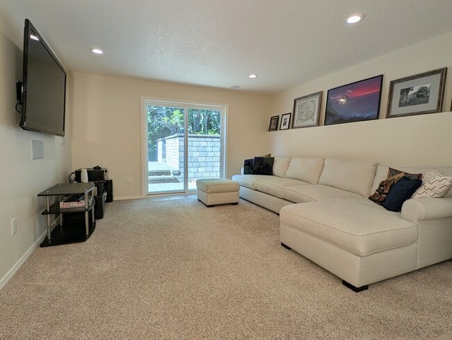 1317 NW Mayfield Rd, Unit Luxury Lower-Level Suite