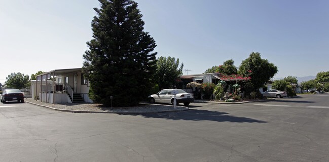 Parque Mobile Home Park in Rialto, CA - Foto de edificio - Building Photo