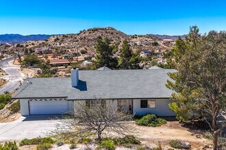 5816 Buena Suerte Rd in Yucca Valley, CA - Building Photo - Building Photo