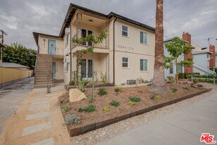 12351 Riverside Dr in Los Angeles, CA - Building Photo