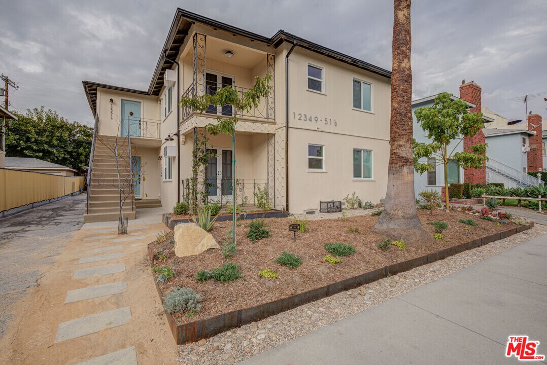 12351 Riverside Dr in Los Angeles, CA - Building Photo