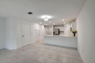 6851 Broadwater Ln in Greenacres, FL - Foto de edificio - Building Photo