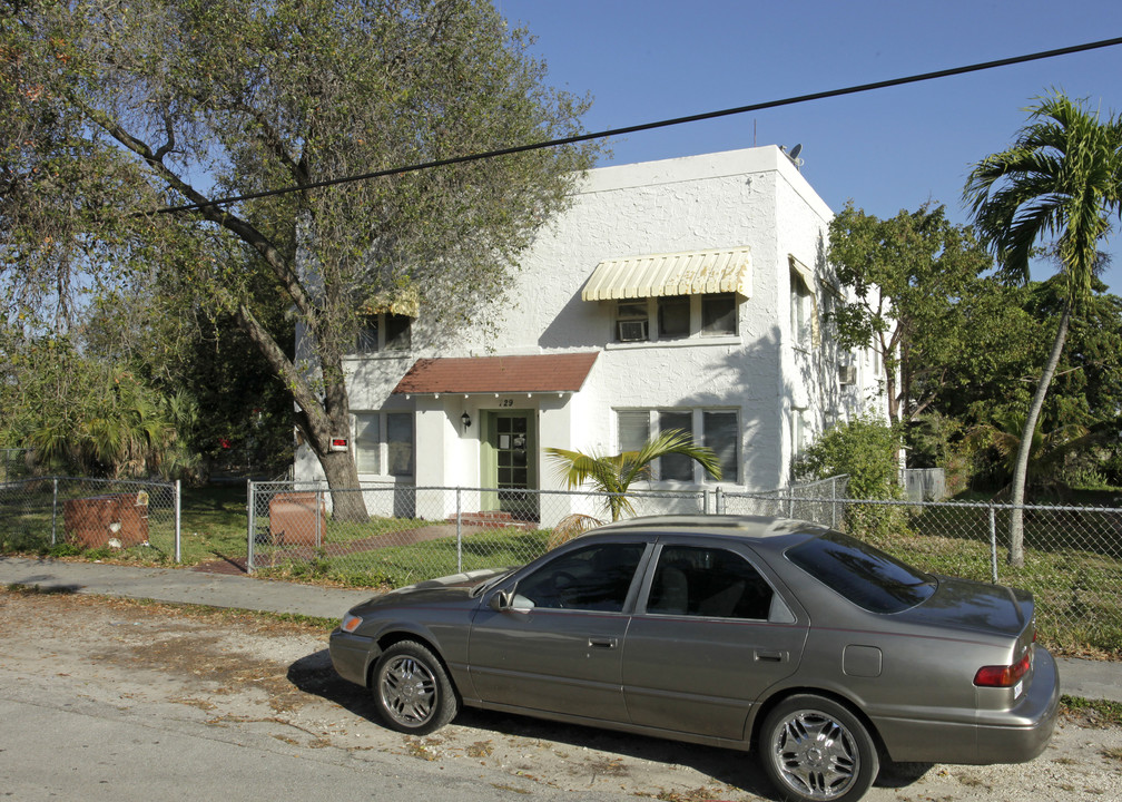 729 NE 127th St in North Miami, FL - Foto de edificio