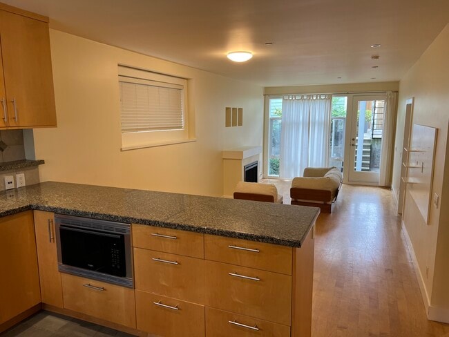 1327 Maple St in Vancouver, BC - Building Photo - Building Photo