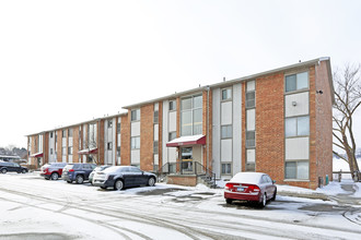 Bloomfield on Square Lake in Bloomfield Hills, MI - Building Photo - Building Photo