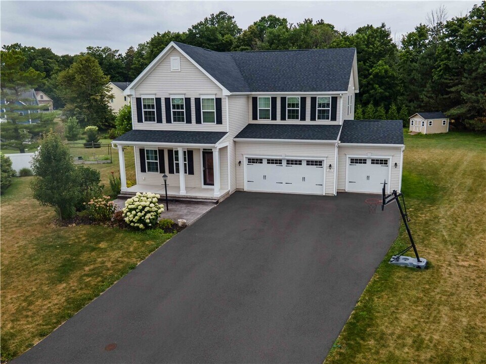 357 Anna Cir in Webster, NY - Building Photo