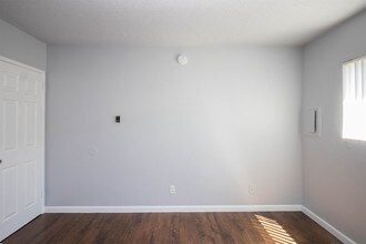 927 Daisy Ave-Unit -4 in Long Beach, CA - Building Photo - Building Photo