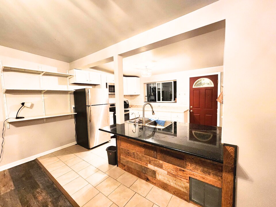 671 W Clark Rd, Unit 1 in Ypsilanti, MI - Foto de edificio