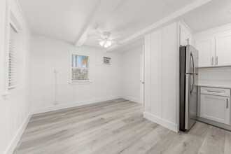 2511 NE Pine Ave in Jensen Beach, FL - Building Photo - Building Photo