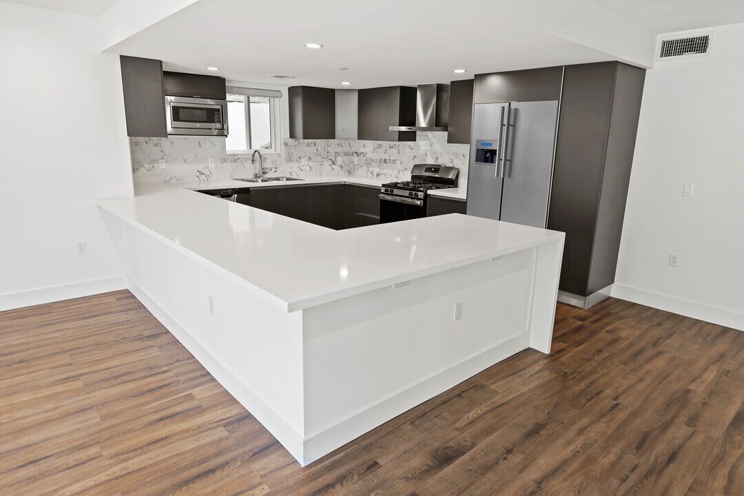 11811 Dorothy St in Los Angeles, CA - Building Photo