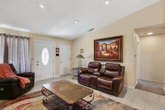 1377 Elwood St in Woodland, CA - Building Photo - Building Photo