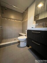 474 E 7th St, Unit 1 in Boston, MA - Foto de edificio - Building Photo