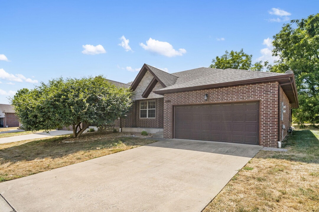 3907 N 15th St in Ozark, MO - Building Photo