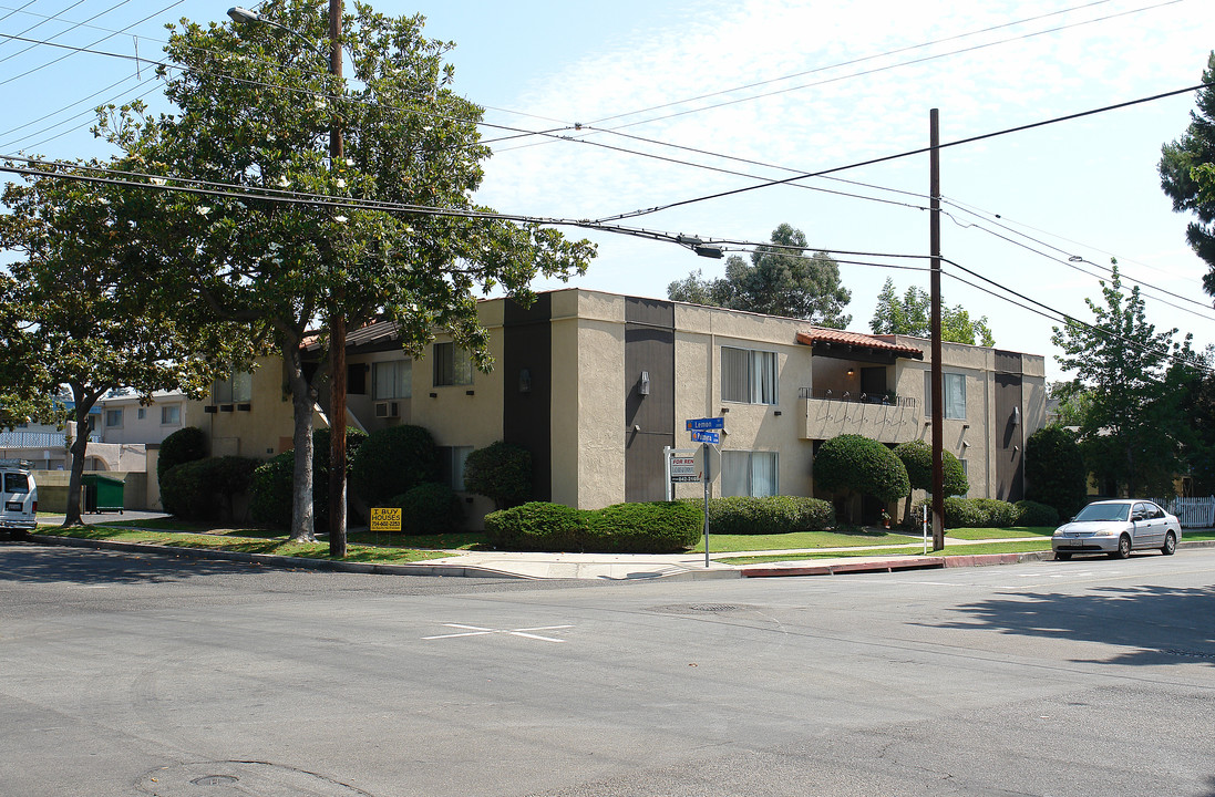 231 W Palmyra Ave in Orange, CA - Building Photo