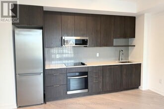 2501 Saw Whet Blvd. in Oakville, ON - Building Photo - Building Photo