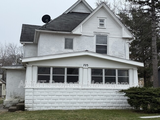 property at 723 W 1st St