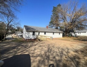 323 Coltrane Ave in High Point, NC - Foto de edificio - Building Photo