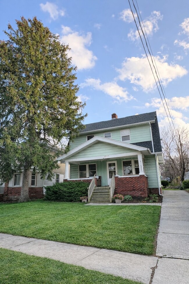 property at 1907 Oakwood Ave