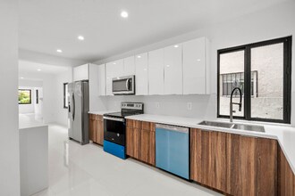 1687 SW 11th St in Miami, FL - Building Photo - Building Photo