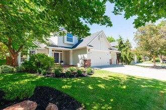 2287 E Ashbrook Dr in Eagle, ID - Foto de edificio - Building Photo