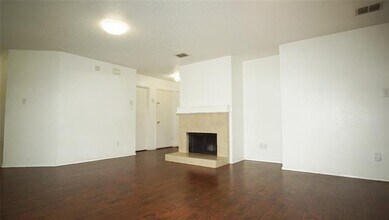 4001 Country Ln in Fort Worth, TX - Building Photo - Building Photo
