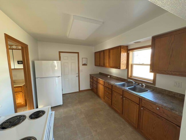 215 1st St NW in Primghar, IA - Foto de edificio - Building Photo