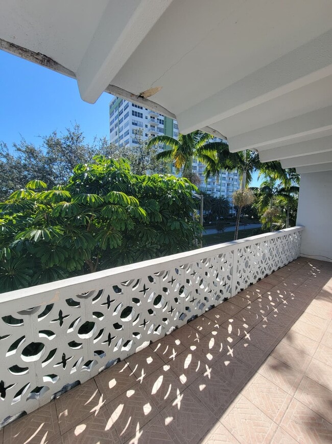 2005 Sans Souci Blvd, Unit 303 in North Miami, FL - Foto de edificio - Building Photo