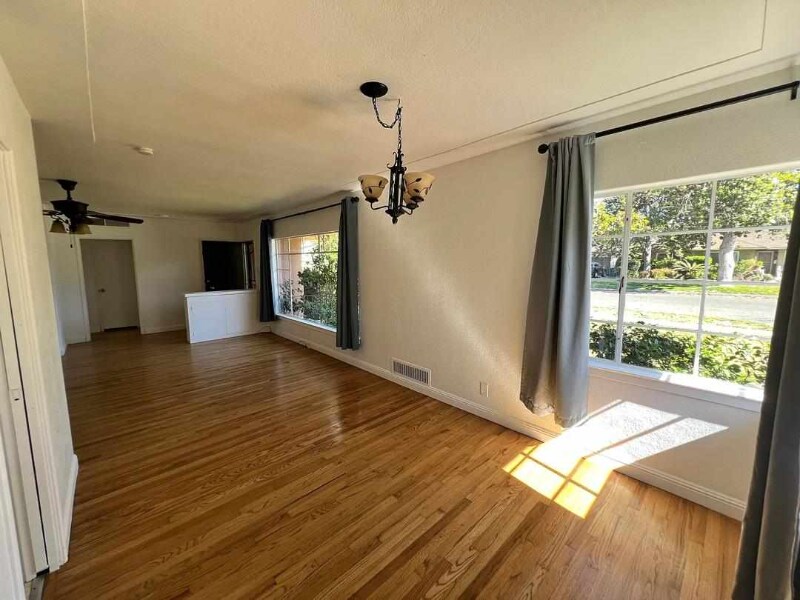 134 E Dayton Ave in Fresno, CA - Building Photo