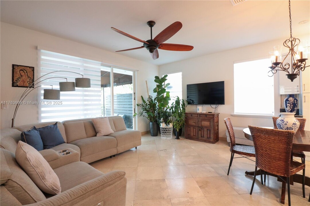 10868 NW 84th St in Doral, FL - Building Photo