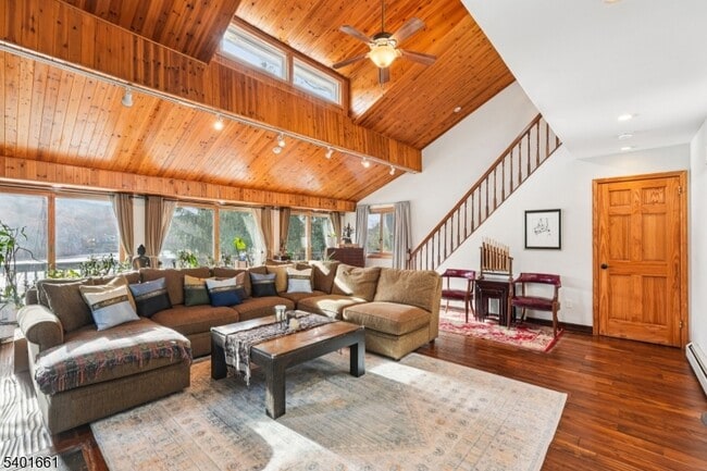 197 Point Breeze Dr in West Milford, NJ - Building Photo - Building Photo