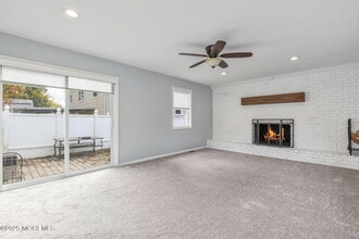 621 Sumner Ave in Belford, NJ - Foto de edificio - Building Photo