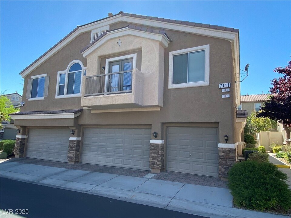 7111 Cabin Fever St in Las Vegas, NV - Building Photo