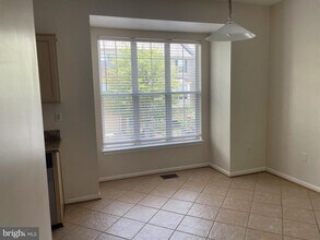 2463 Clover Field Cir in Herndon, VA - Building Photo - Building Photo