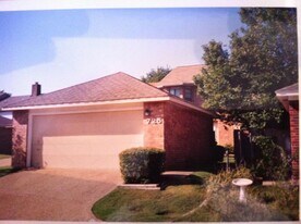 725 Pebble Beach Dr in Garland, TX - Building Photo