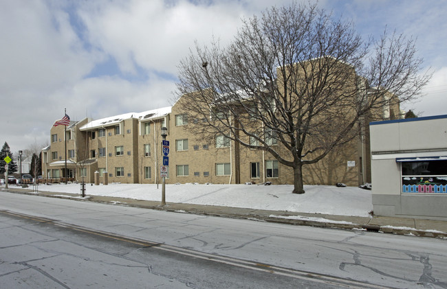 Fountains of West Allis in West Allis, WI - Foto de edificio - Building Photo