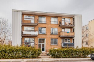 470 De Chartres Rue in Laval, QC - Building Photo