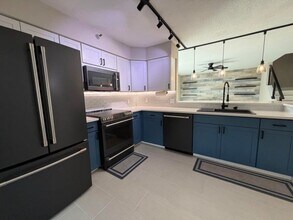 117 Yacht Club Way in Hypoluxo, FL - Foto de edificio - Building Photo