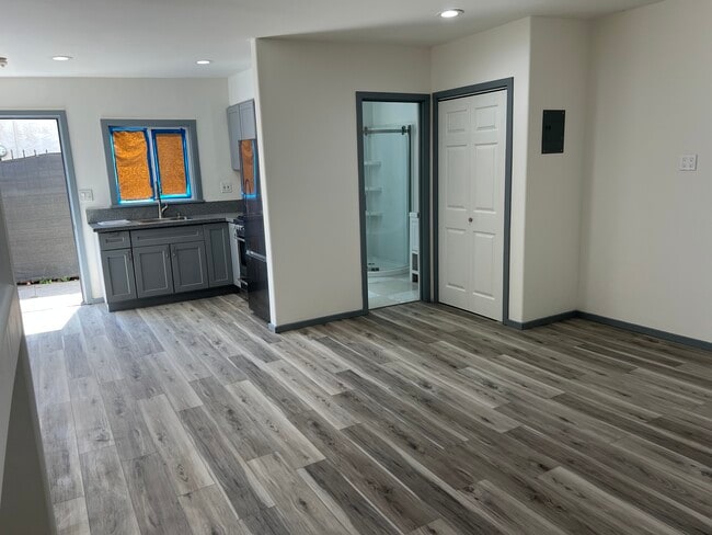 1049 N Stanley Ave, Unit 10