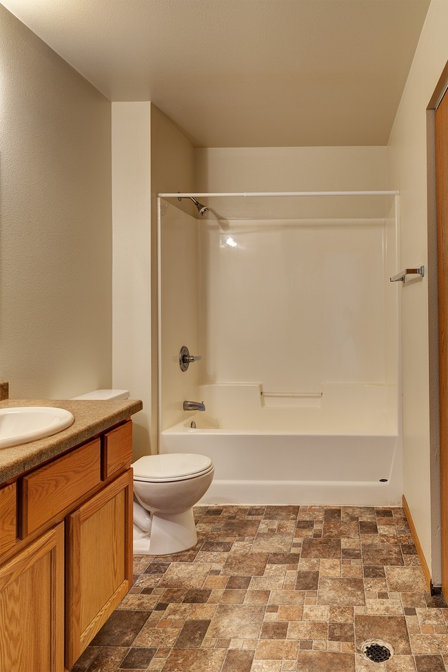 Pineview Apartments in Williston, ND - Building Photo - Building Photo