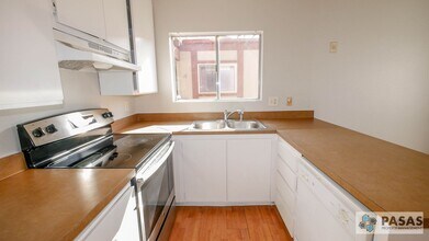 5513 Adobe Falls Rd in San Diego, CA - Building Photo - Building Photo