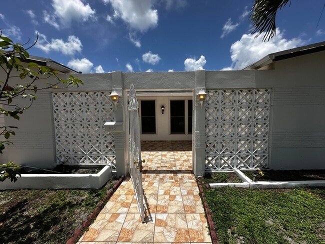 7725 Grandview Blvd in Miramar, FL - Building Photo - Building Photo