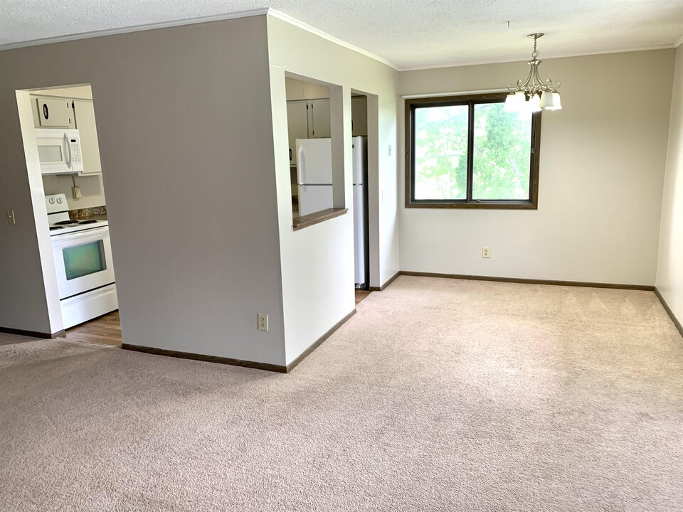 2160 Edgewood Rd NW in Cedar Rapids, IA - Building Photo