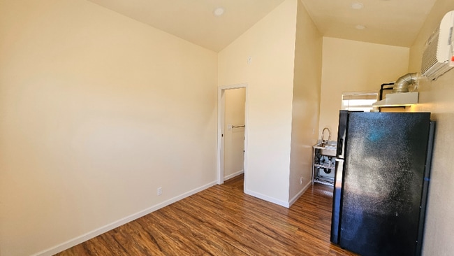 13453-13454 Filmore St in Los Angeles, CA - Building Photo - Building Photo