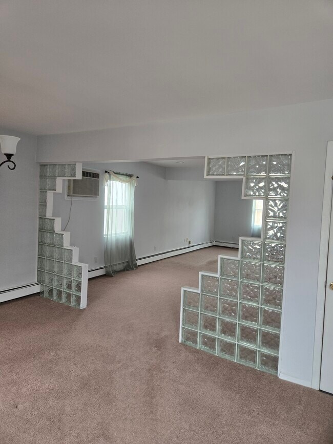 56 Homestead Ln, Unit A in Levittown, NY - Building Photo - Building Photo