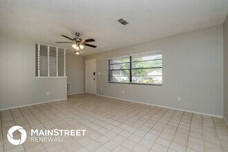 10054 Hayward Rd in Spring Hill, FL - Foto de edificio - Building Photo