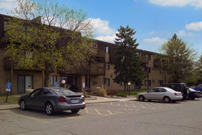 Gentry Apartments in Oakdale, MN - Building Photo - Building Photo